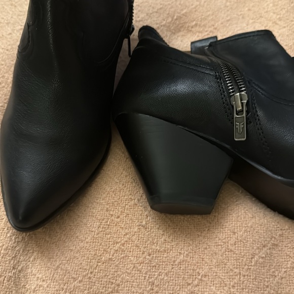 FRYE “REGINA” Black 7.5M Ankle Bootie - Picture 2 of 9
